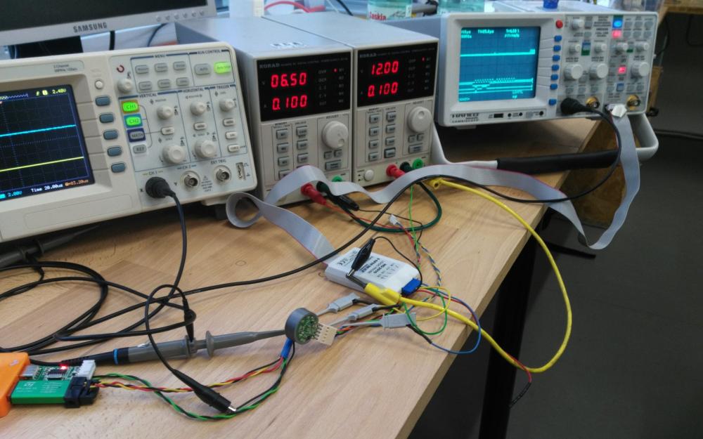 Micro-Motor Testaufbau mit zwei Oszilloskopen und zwei Netzteilen